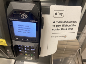 Image of an Apple Pay promotion on a grocery store credit card reader